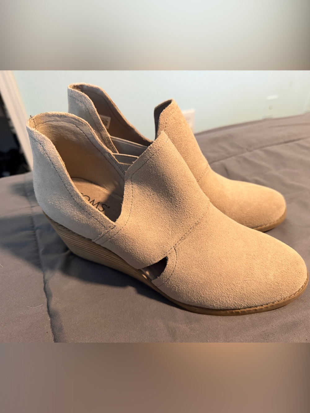 Tom’s Tan Wedges